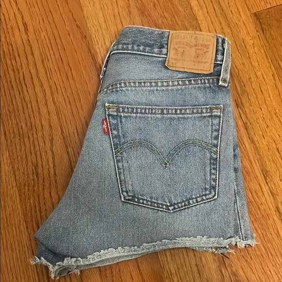 Levi's 501 Shorts - Picture 1 of 7